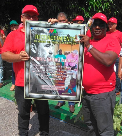   Recognition of Jorge Luis Tartabull, leader of urban agriculture in Villa Clara [19659004JorgeLuisTartabullreceivestherecognitionofhiscolleaguesforthenewresponsibilitiesbadignedtothefrontoftheProvincialsectorofComunales(Photo:NarcisoFernándezRamírez)</figcaption></figure>
<p>  Summing up for the half-century, the first secretary of the Party to Villa Clara, Julio Ramiro Lima Corzo, affirmed: "Today, when we commemorate the 50th anniversary of the creation of the Delegation of Agriculture, we can not not stop thinking about Fidel and Arnaldo Milián Castro, because the history of this place has a lot to do with the thought and the work that they accomplished during the first decades of the Revolution. </p>
<p>  Here all the development plans of the ancient province of Las Villas were discussed and from here they were taken in de facto ways. Fidel has called us to winners villaclareños difficulties and obstacles, and no matter what difficulties and obstacles we will always overcome, "said Lima Corzo. </p>
<p>  The half-century activities of the Agriculture delegation helped reshape Jorge Luis Tartabull, who for many years directed the program of urban and suburban agriculture in Villa Clara, who headed the provincial branch of Comunales. </p>
</div>
</pre>
</pre>
[ad_2]
<br /><a href=