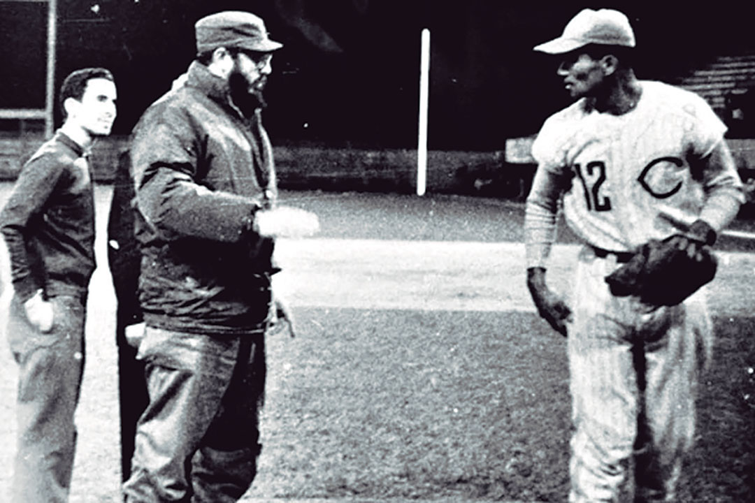 Fidel Castro Ruz dialoga con Aquino Abreu en el estadio Augusto César Sandino, de Santa Clara.