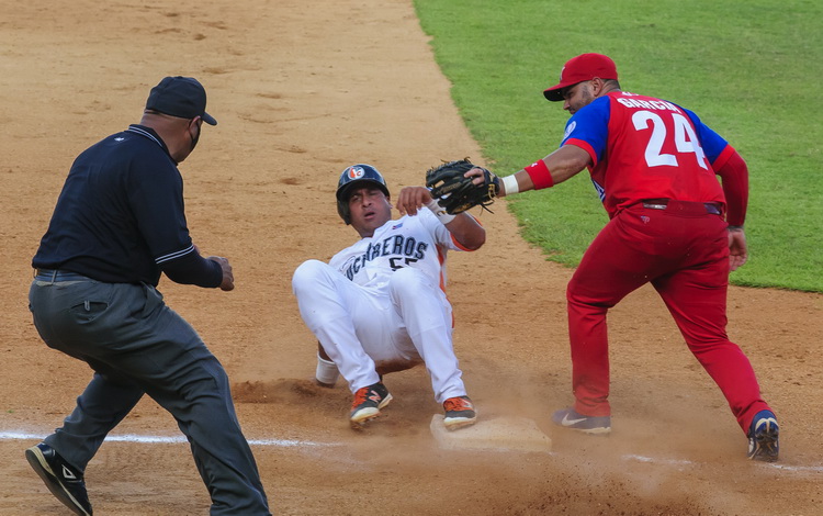 Juego entre Villa Clara y Artemisa en la 60 Serie Nacional de Béisbol.