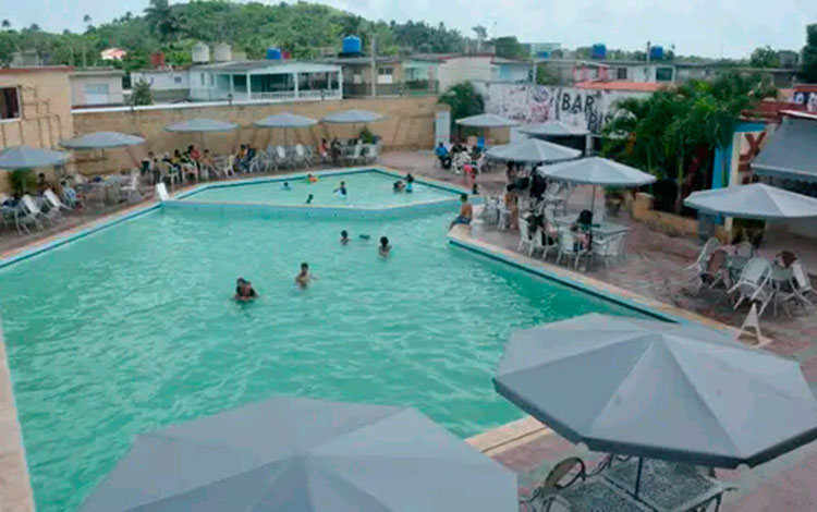 Piscina del complejo recreativo Los Pinos, en Santa Clara.