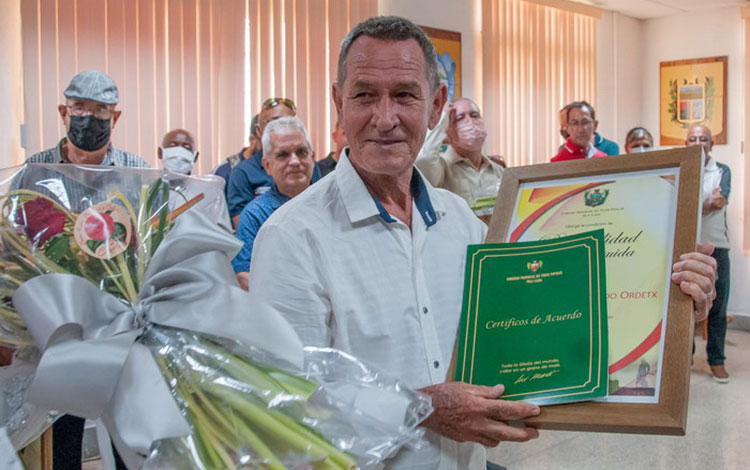 Luis Machado Ordetx recibe la condición de Personalidad Distinguida.