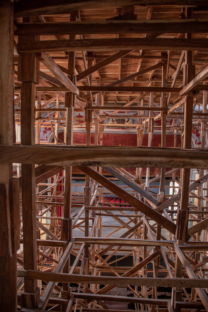 Andamio para la restauración del interior del teatro La Caridad.