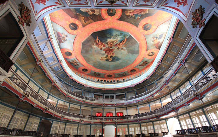 Frescos del interior del teatro La Caridad, en Santa Clara, Cuba.