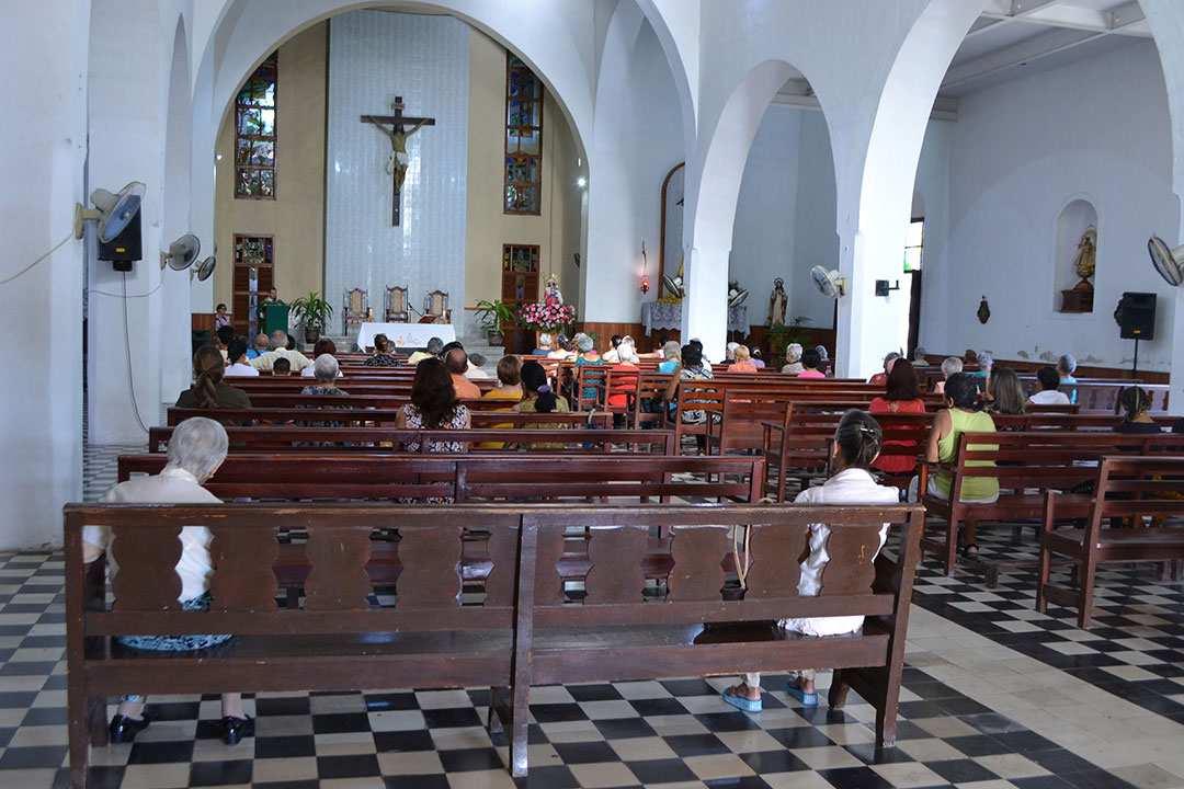 Misa en la iglesia de la Divina Pastora.