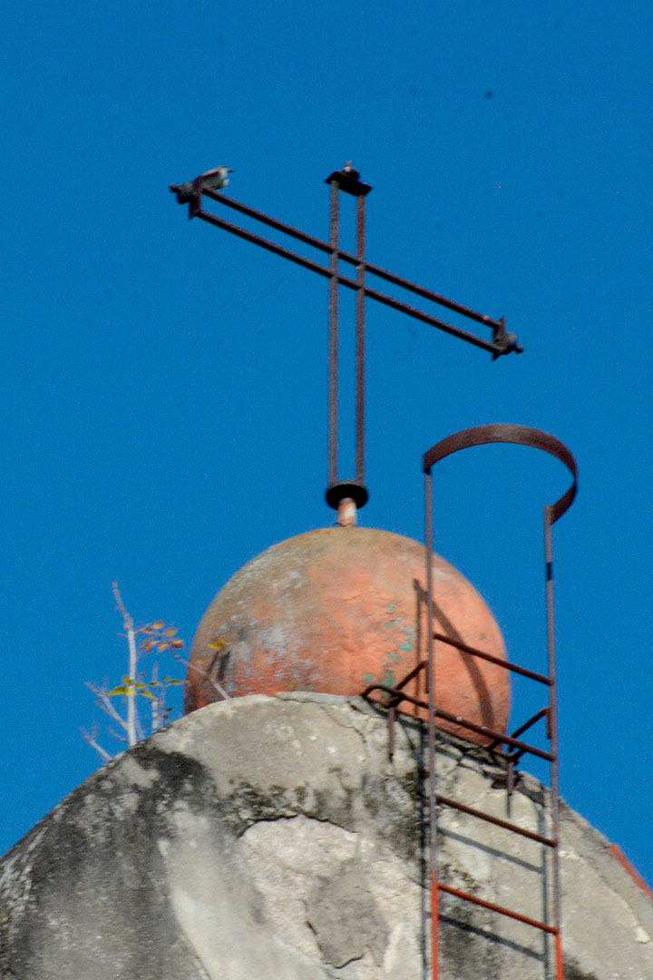 Cruz de la iglesia de la Divina Pastora, asentada sobre la llamada calabaza.