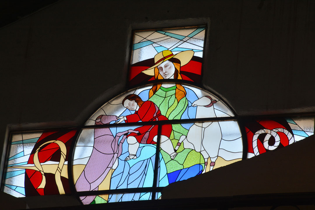 Vitrales del interior de la iglesia de la Divina Pastora.