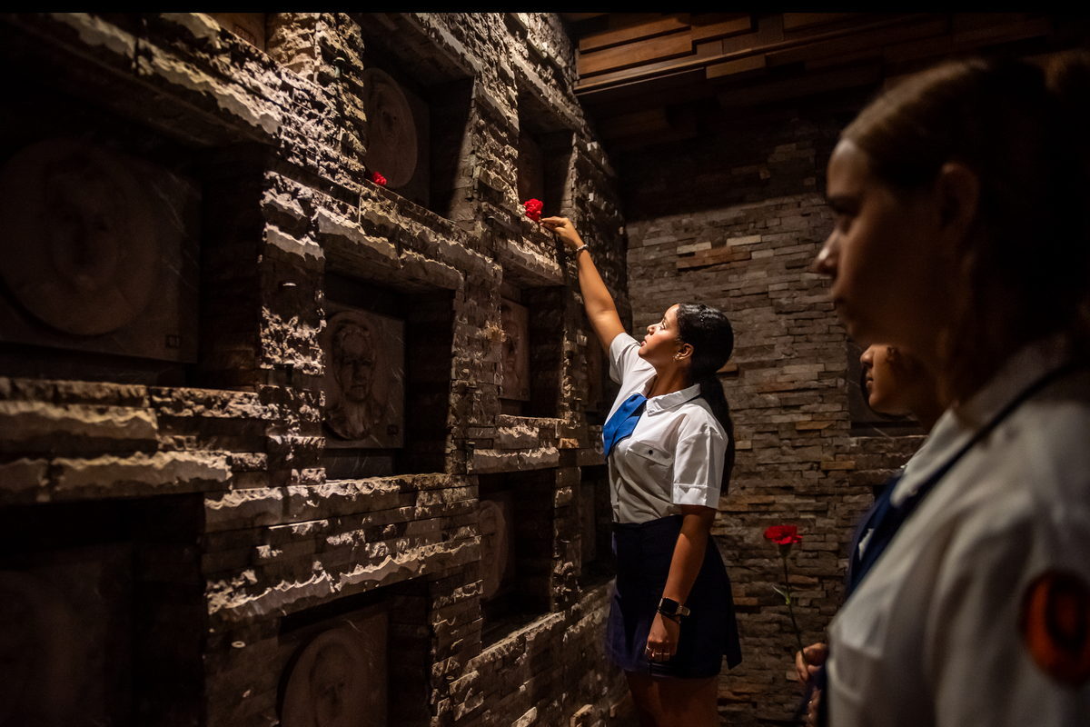 Estudiantes rinden homenaje al Che en el Mausoleo.