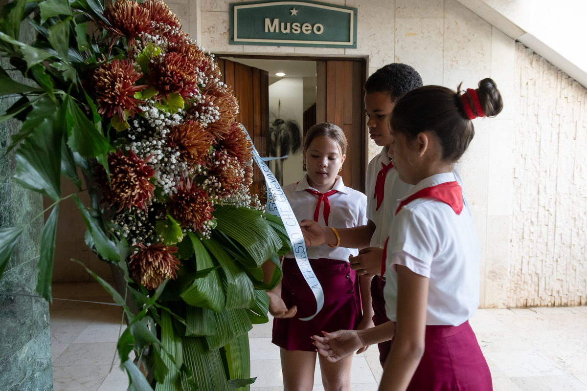 Ofrenda floral al Che.