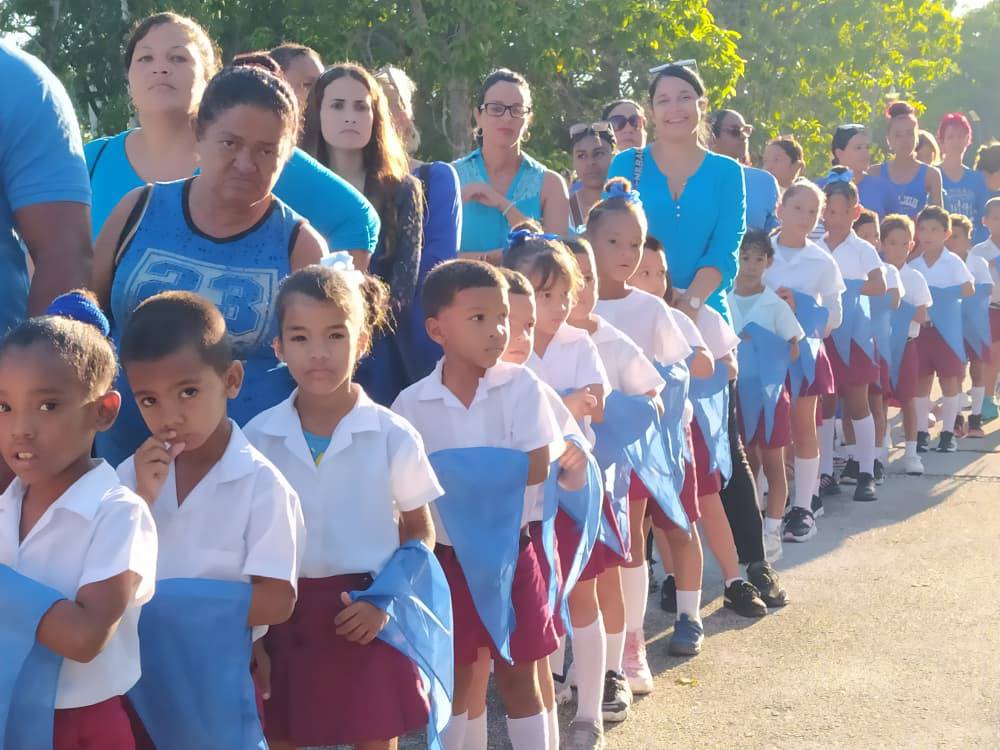 Futuros pioneros junto a sus padres.