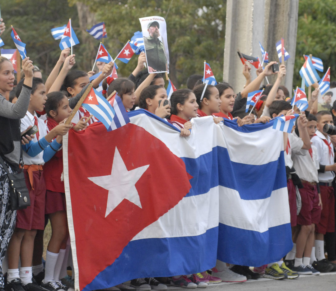 Homenaje de los pioneros al paso del cortejo fúnebre.