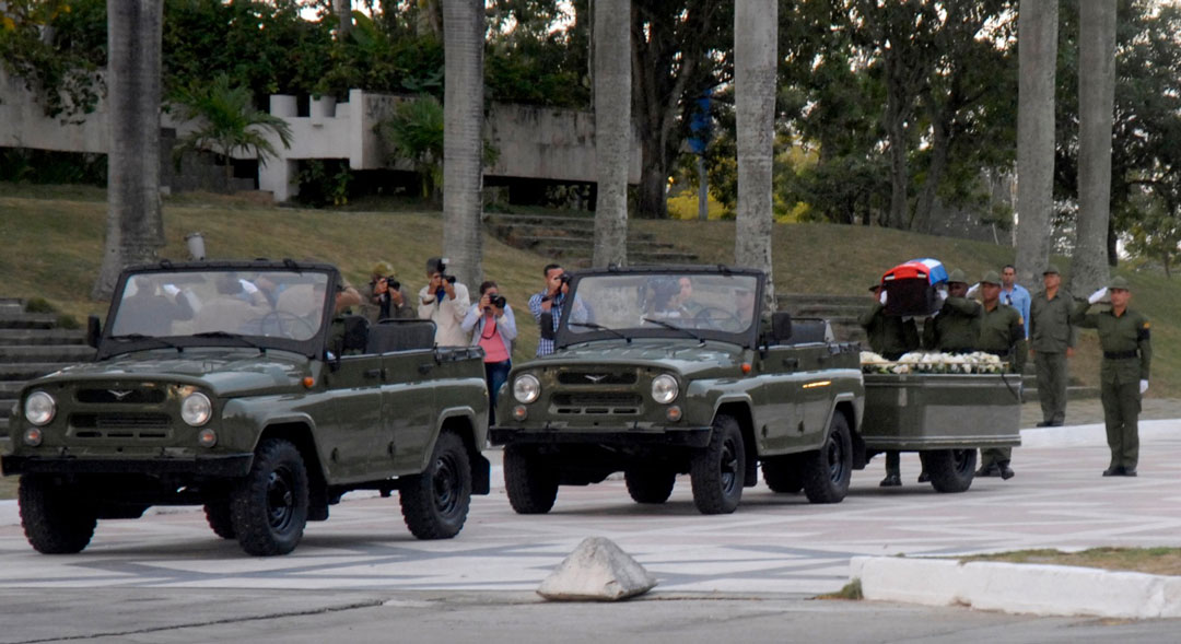 Colocación de la urna con las cenizas de Fidel Castro Ruz en el armón.