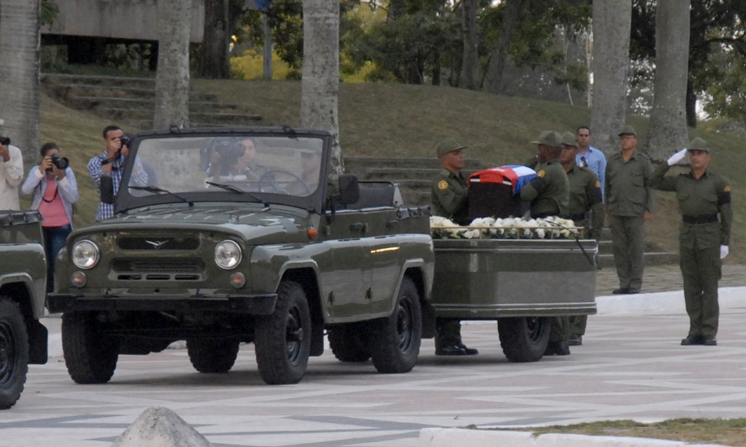 Salida de la Plaza Ernesto Che Guevara del cortejo fúnebre que trasladaba las cenizas de Fidel.