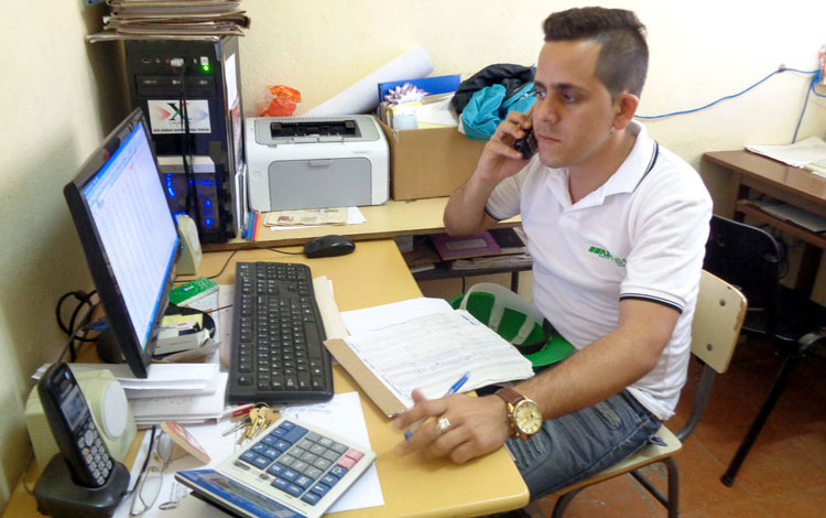 Asiel Barrios, jefe de la Sala de análisis, ingenio José María Pérez, Camajuaní, Villa Clara. Asiel Barrios, jefe de la Sala de análisis, ingenio José María Pérez, Camajuaní, Villa Clara.