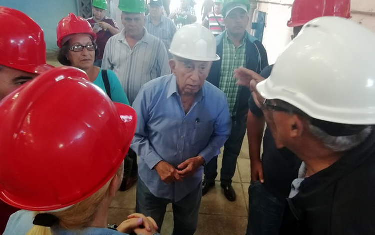 Machado Ventura de recorrido por los centrales Machado Ventura de recorrido por los centrales