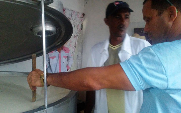 Acopio de leche para la industria de Villa Clara. Acopio de leche para la industria de Villa Clara.