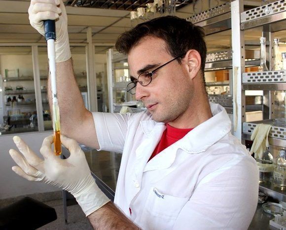 Joven laborando en Instituto de Biotecnologí­a de las Plantas.