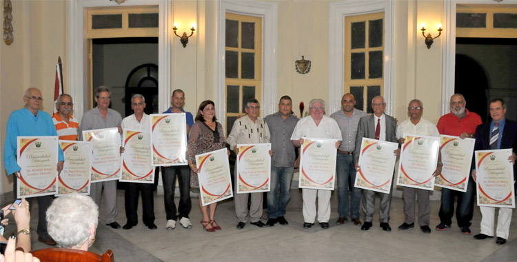 Científicos villaclareños reciben reconocimiento de Personalidad Distinguida.