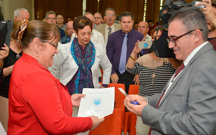 Entrega de la medalla Aniversario 65 de la UCLV a la filial de la Academia de Ciencias de Cuba en Villa Clara.