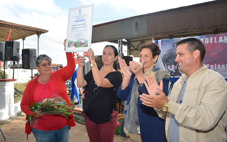 Entrega de reconocimiento a Quemado de Gí¼ines, sede del acto provincial de Villa Clara por el Dí­a de la Ciencia Cubana.