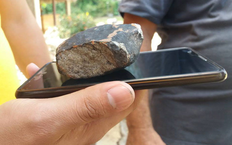 Piedra negra encontrada en el Valle de Viñales tras explosión en el cielo el 1 de febrero de 2019.