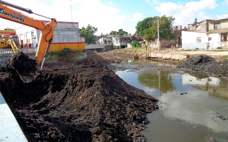 Rí­o con basura en sus aguas.