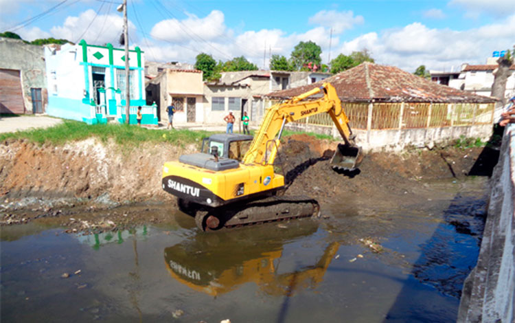 Dragado del río Bélico, en Santa Clara. Dragado del río Bélico, en Santa Clara.