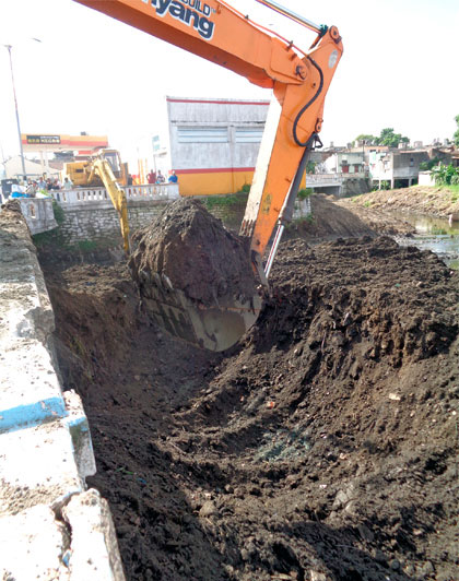 Extracción de desechos del río Bélico. Extracción de desechos del río Bélico.