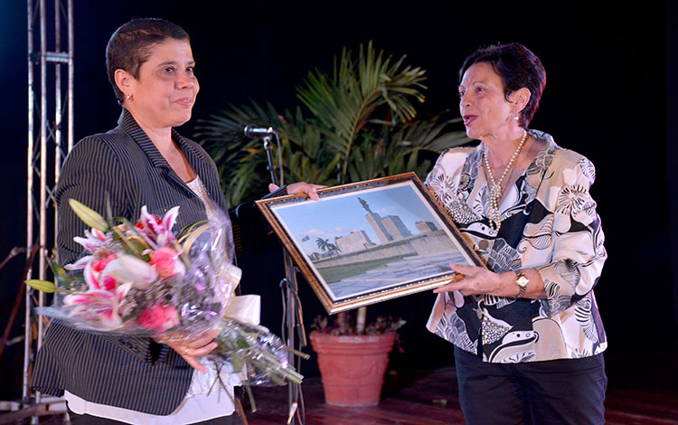 el tributo a la Dra. Rosa Elena Simeón Negrí­n vivido por su hija Rosa Elena Ortiz Simeón.