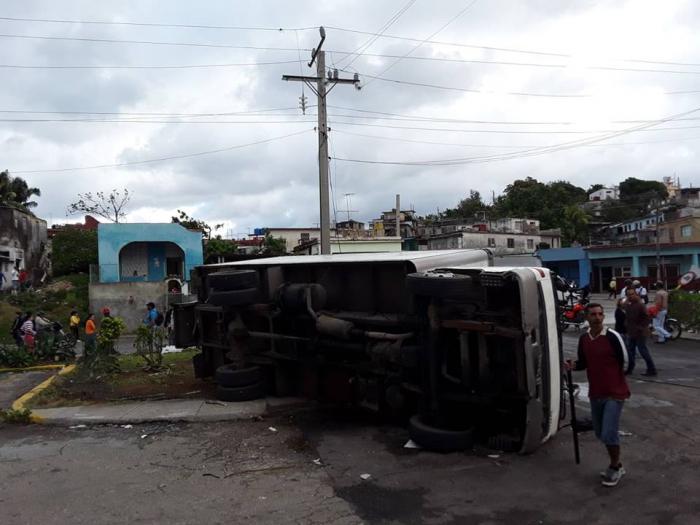 Auto volcado durante tornado que afectó a La Habana el 27 de enero de 2019.