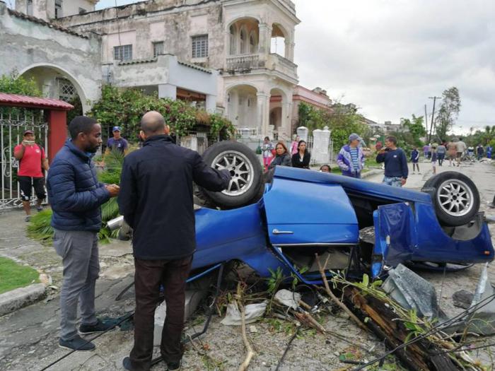 Auto severamente dañado durante tornado que afectó a La Habana el 27 de enero de 2019.