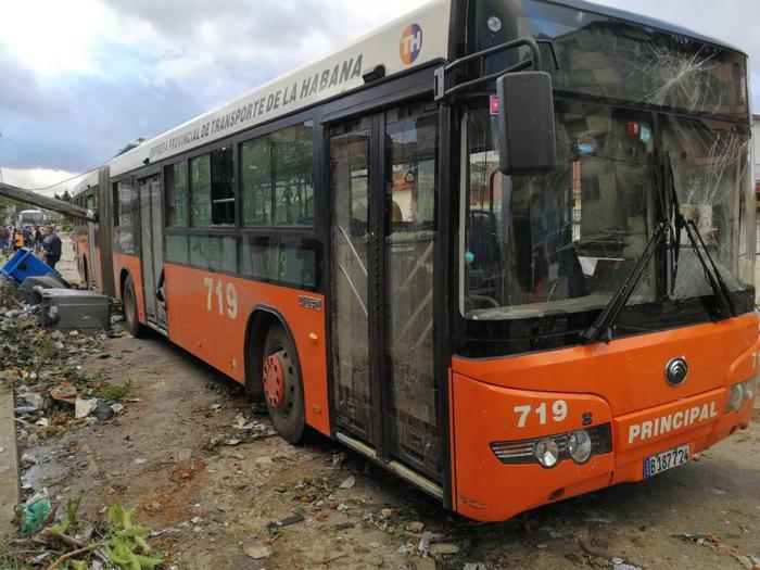 Guagua deñada durante tornado que afectó a La Habana el 27 de enero de 2019.