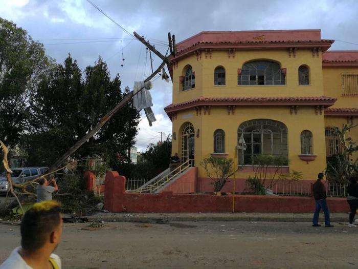 Poste derrumbado sobre casa durante tornado que afectó a La Habana el 27 de enero de 2019.