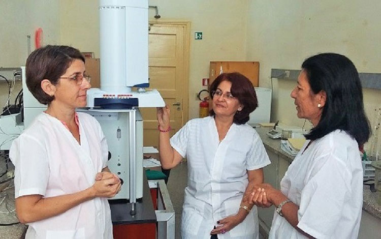 Científicos del Centro de Bioactivos Químicos, de la Universidad Central «Marta Abreu» de Las Villas.