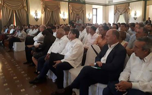 Representantes de empresas extranjeras y embajadas en Cuba.