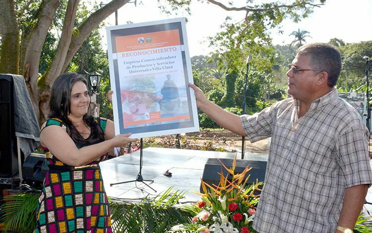 Entrega de reconocimientos en acto nacional por el Dí­a del Trabajador del Comercio, la Gastronomí­a y los Servicios.