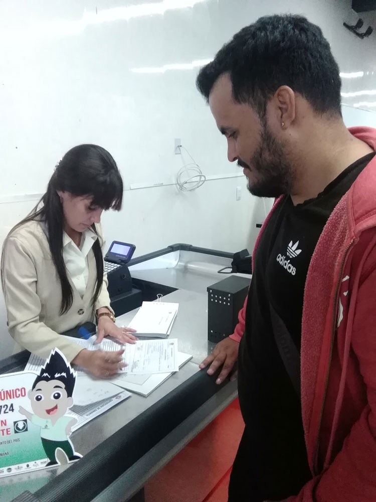 Ciente y administradora de la tienda Las Villas, de Santa Clara.