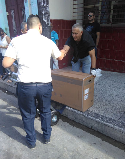 Cliente compra split por moneda libremente convertible.