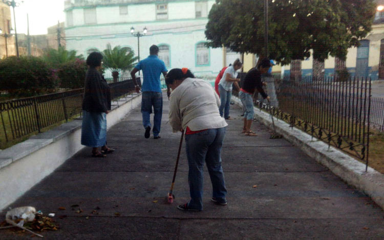 Jornada de higienización en parque El Carmen, de Santa Clara. Jornada de higienización en parque El Carmen, de Santa Clara.