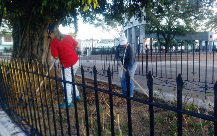 Labores de limpieza en el parque El Carmen, de Santa Clara.