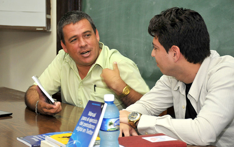 Enrique Moreno Gimeranez en la presentación de su libro