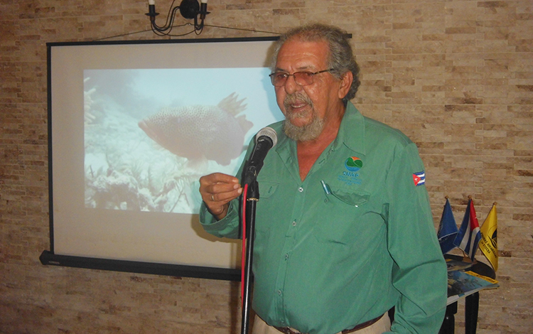 Profesor íngel Quirós