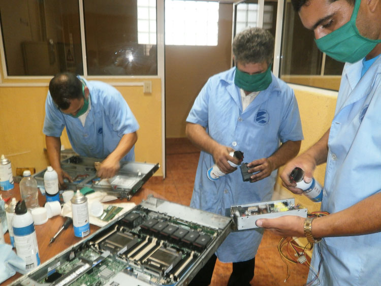 Técnicos de Etecsa recuperan tecnología afectada por incendio en Planta Tecnológica de Santa Clara. Técnicos de Etecsa recuperan tecnología afectada por incendio en Planta Tecnológica de Santa Clara.