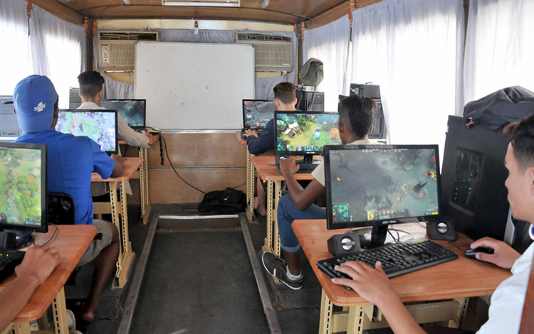 Jóvenes participan en un juego en red.