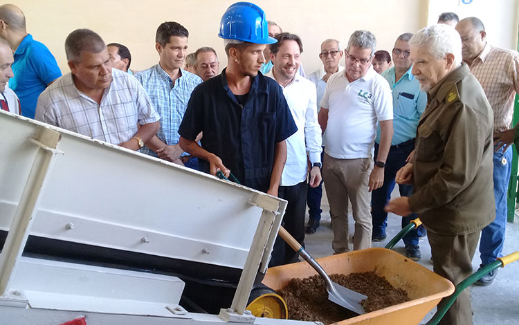 Comandante de la Revolución Ramiro Valdés Menéndez visita Planta Experimental de Cemento de Bajo Carbono, en Villa Clara. 