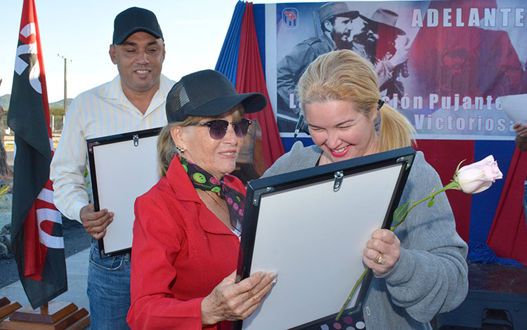 entrega de un reconocimiento a Arelis  Pino Rodríguez en el Día del Constructor. 