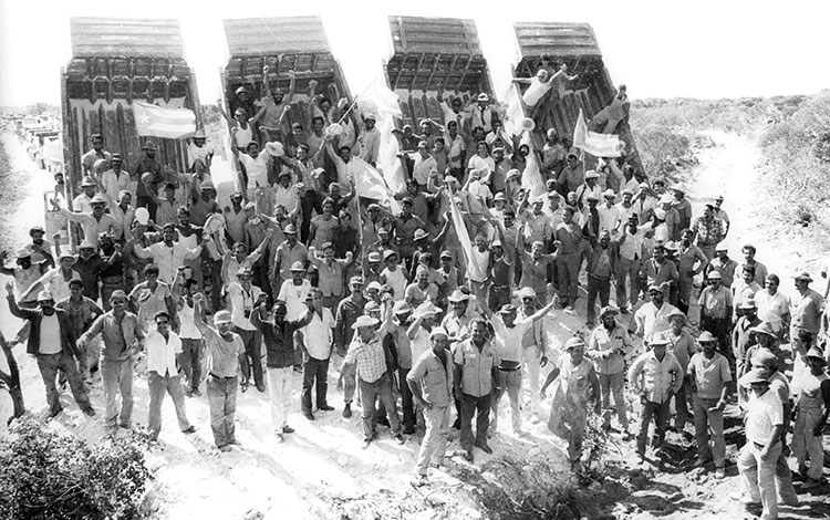 Trabajadores festejan el empate del pedraplén Caibarién-Cayo Santa María, el 15 de diciembre de 1994. Trabajadores festejan el empate del pedraplén Caibarién-Cayo Santa María, el 15 de diciembre de 1994.
