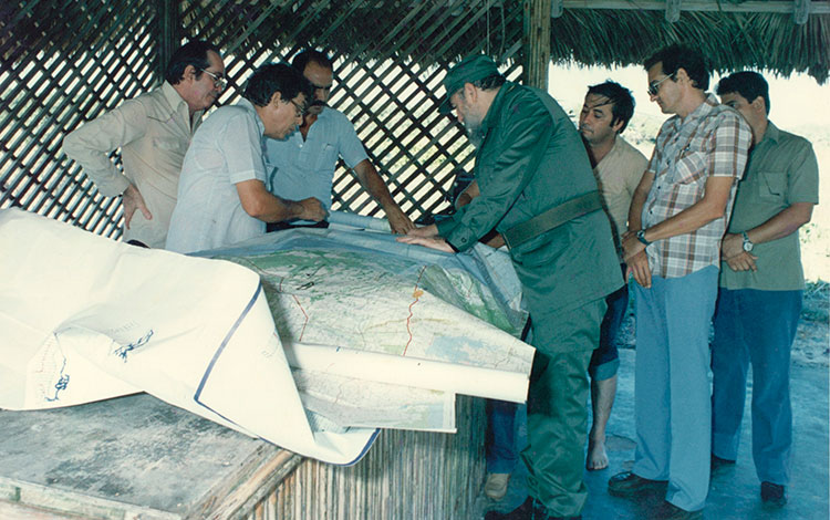 Fidel Castro evalúa proyecto del pedraplén Caibarién-Cayo Santa María, en cayo Fragoso. Fidel Castro evalúa proyecto del pedraplén Caibarién-Cayo Santa María, en cayo Fragoso.