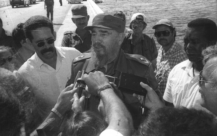 Fidel Castro Ruz dialoga con periodistas cubanos durante su visita al pedraplén Caibarién-Cayo Santa María, el 29 de septiembre de 1996. Fidel Castro Ruz dialoga con periodistas cubanos durante su visita al pedraplén Caibarién-Cayo Santa María, el 29 de septiembre de 1996.