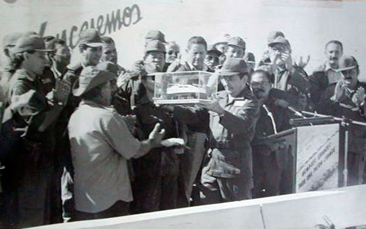 General de Ejército Raúl Castro Ruz entrega la Réplica del Yate Granma al contingente Campaña de Las Villas. General de Ejército Raúl Castro Ruz entrega la Réplica del Yate Granma al contingente Campaña de Las Villas.