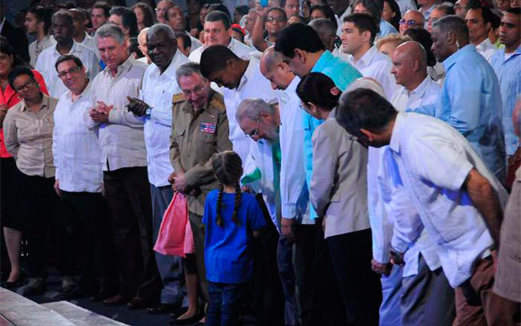 Fidel saluda a niña en gala por su cumpleaños 90.